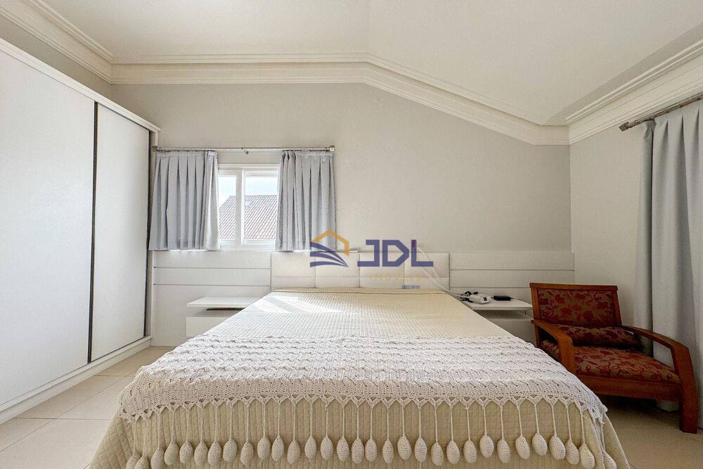 Casa, 3 quartos, 268 m² - Foto 1