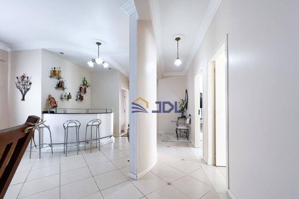Casa à venda com 3 quartos, 340m² - Foto 2