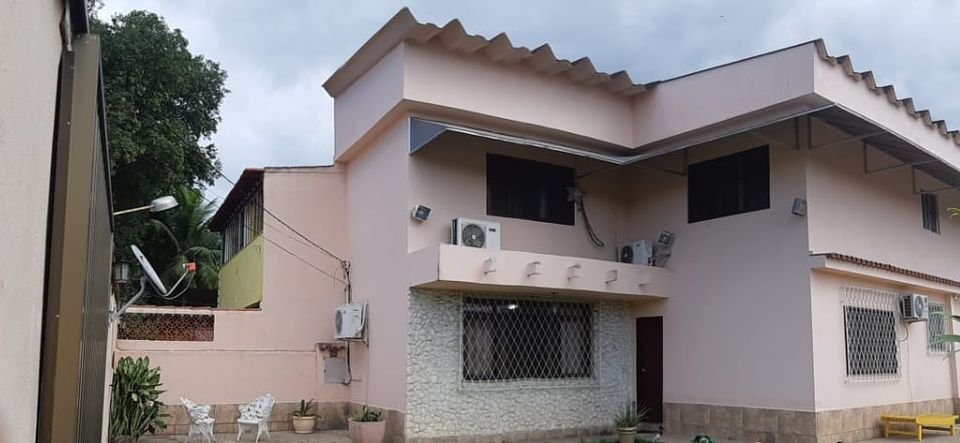 Casa à venda com 4 quartos, 230m² - Foto 1