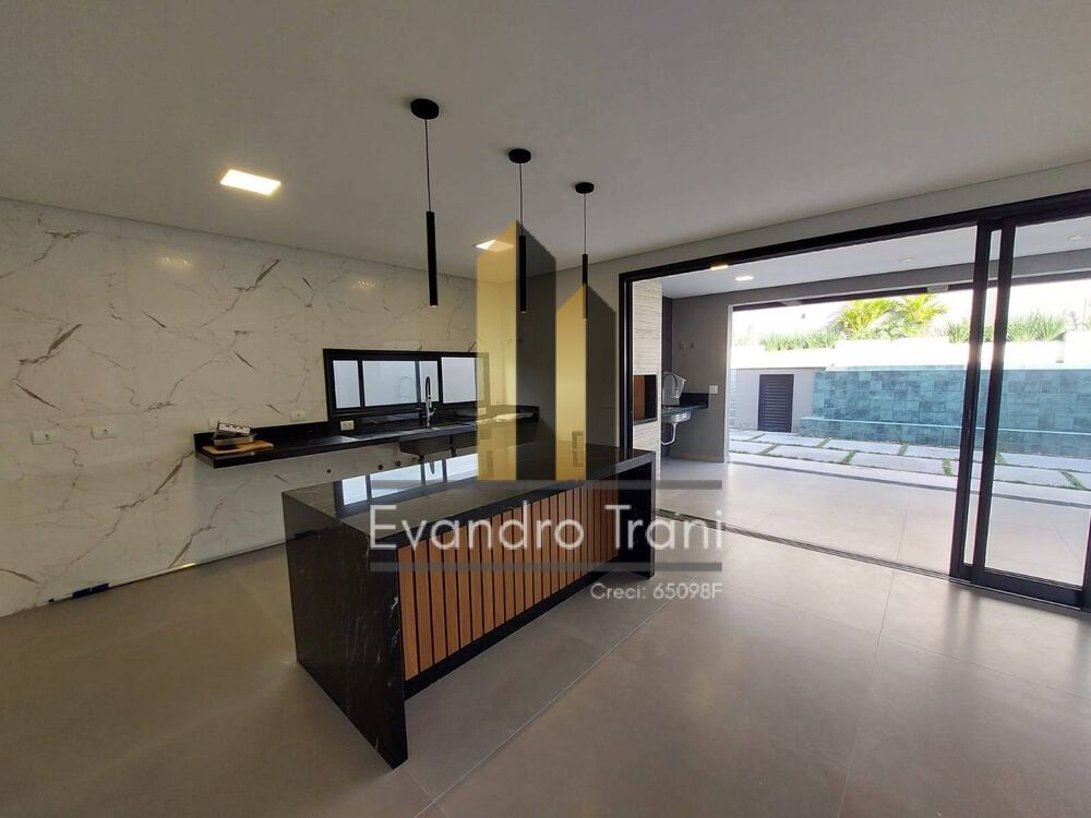 Casa à venda com 4 quartos, 325m² - Foto 1