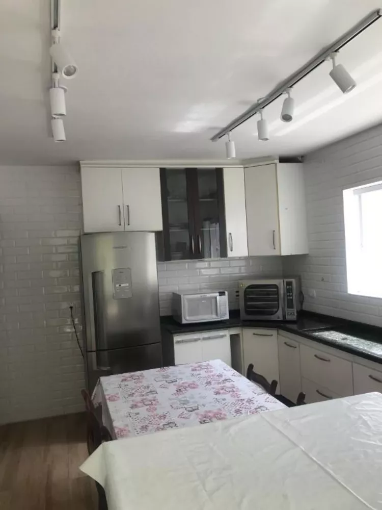 Casa à venda com 3 quartos, 197m² - Foto 1