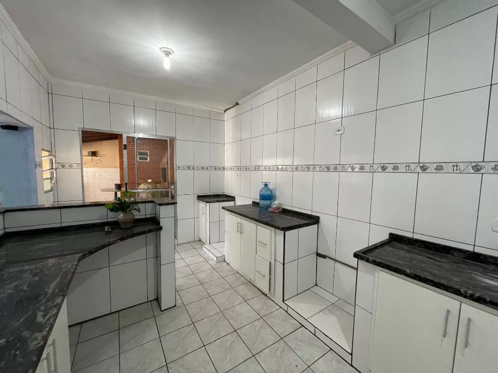 Casa à venda com 1 quarto, 300m² - Foto 2