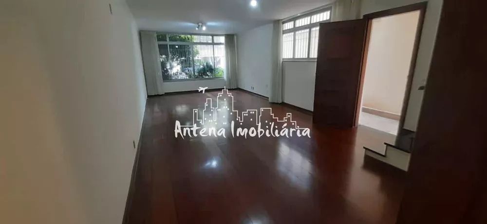 Casa à venda com 3 quartos, 222m² - Foto 1