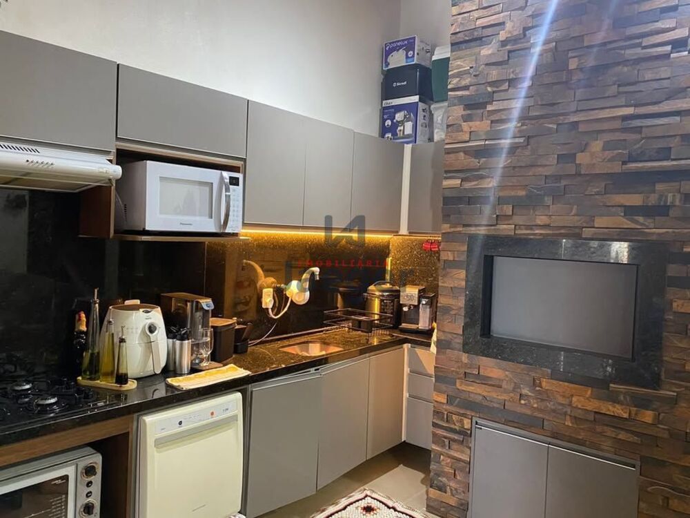 Casa à venda com 2 quartos, 69m² - Foto 1