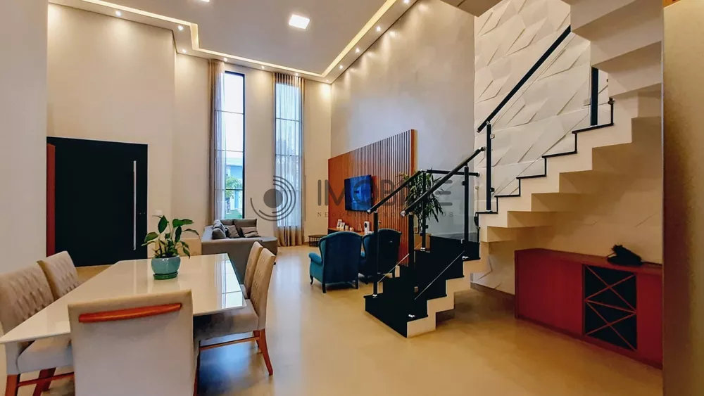 Casa à venda com 4 quartos, 310m² - Foto 1