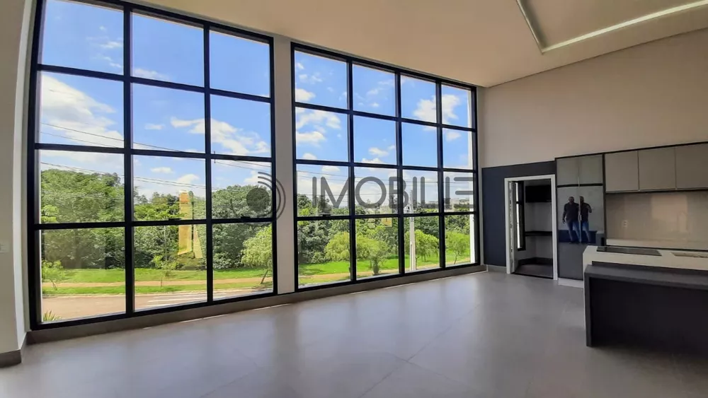 Casa à venda com 4 quartos, 246m² - Foto 1