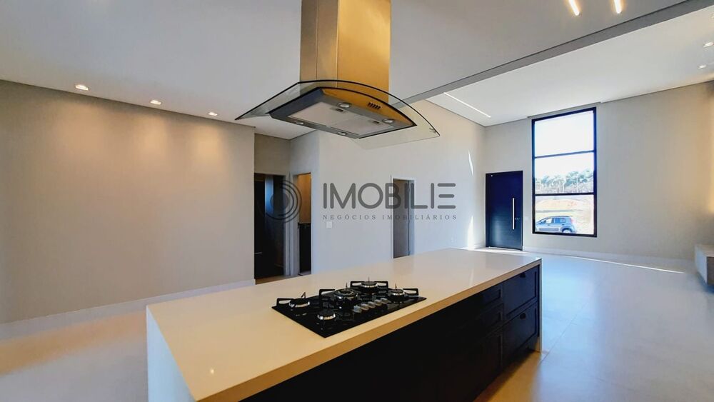 Casa à venda com 3 quartos, 225m² - Foto 1