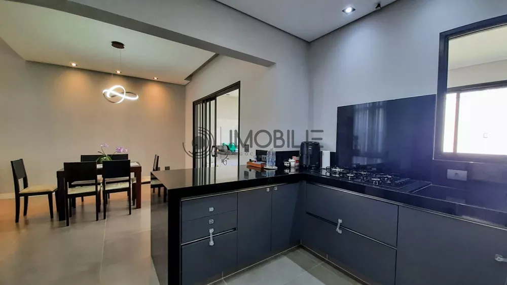 Casa à venda com 3 quartos, 220m² - Foto 1