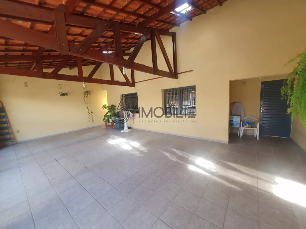 Casa à venda com 3 quartos, 194m² - Foto 2