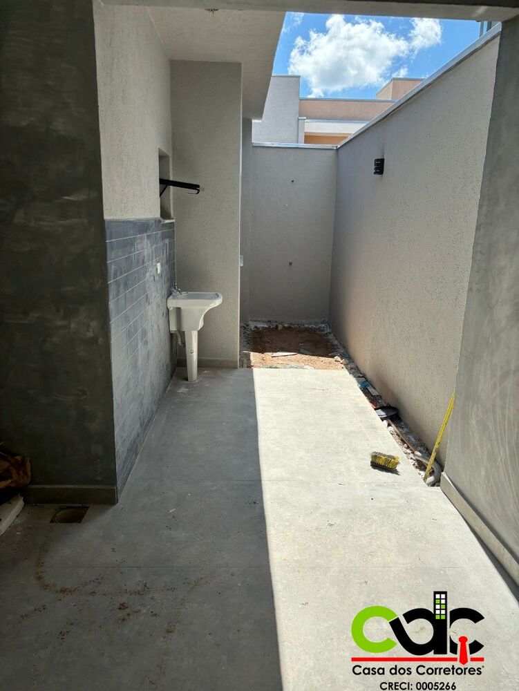 Casa à venda e aluguel com 3 quartos, 200m² - Foto 2