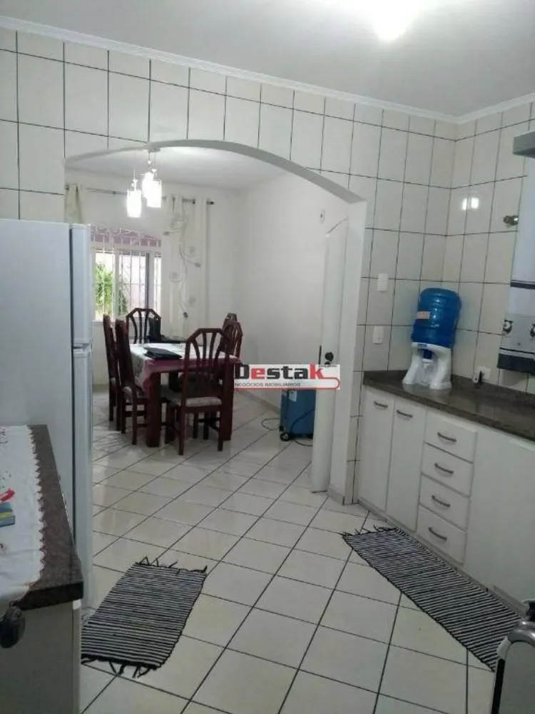 Casa, 3 quartos, 221 m² - Foto 1