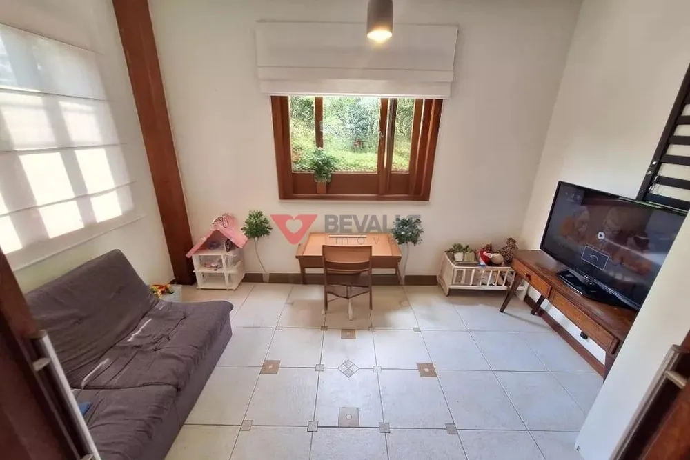 Casa, 6 quartos, 224 m² - Foto 1