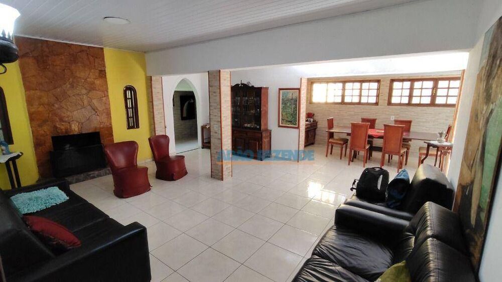 Casa à venda com 4 quartos, 101m² - Foto 1