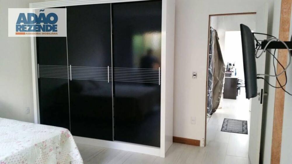 Casa de Condomínio à venda com 3 quartos, 250m² - Foto 2