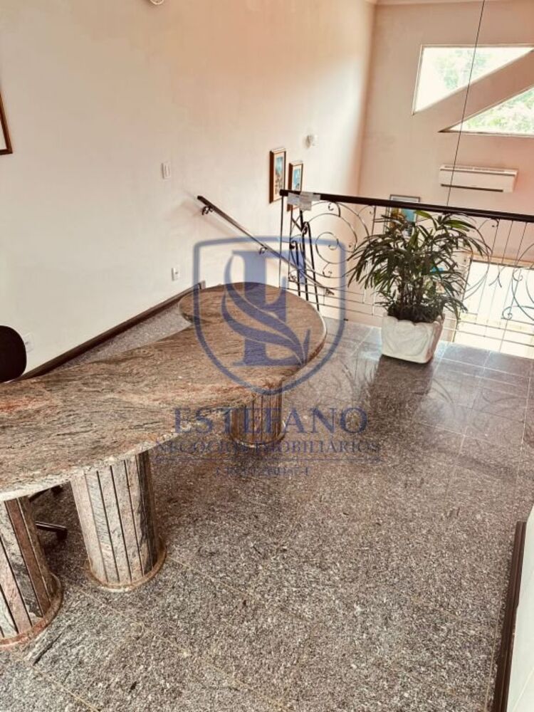 Casa à venda com 3 quartos, 247m² - Foto 1