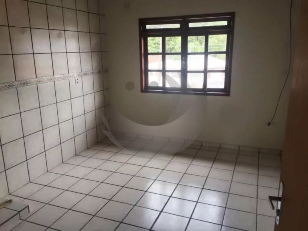 Casa à venda com 5 quartos, 180m² - Foto 4