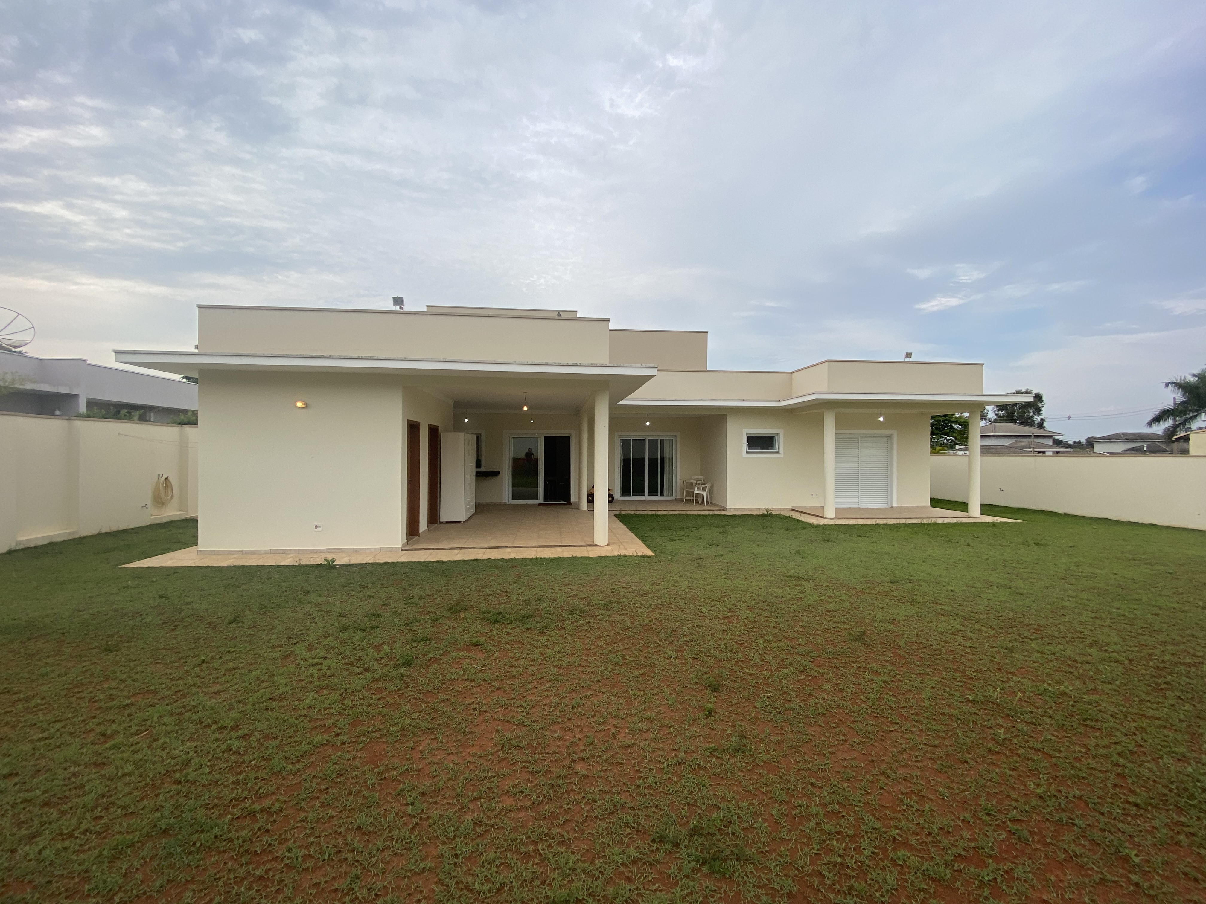 Casa de Condomínio à venda com 3 quartos, 250m² - Foto 1