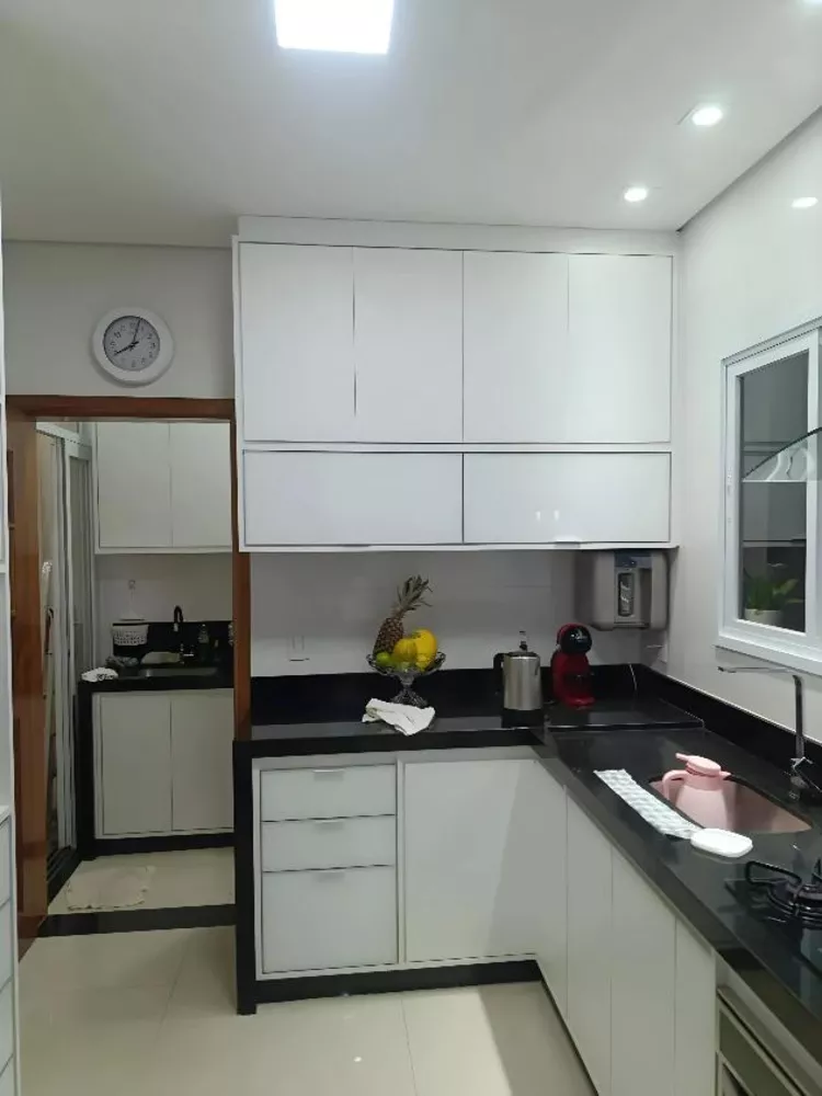 Casa à venda com 3 quartos, 100m² - Foto 1