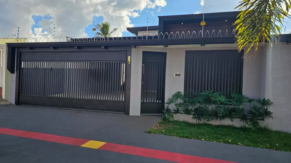 Casa à venda com 3 quartos, 360m² - Foto 1