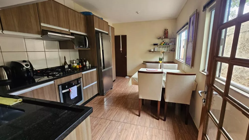 Casa à venda com 3 quartos, 360m² - Foto 1