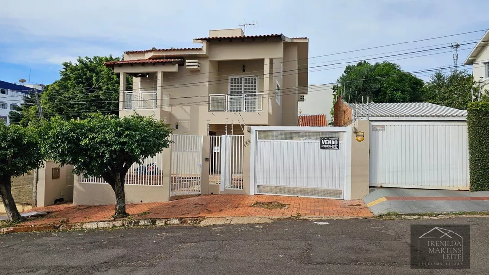 Casa à venda com 4 quartos, 293m² - Foto 1