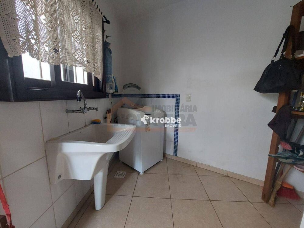 Casa, 3 quartos, 202 m² - Foto 1