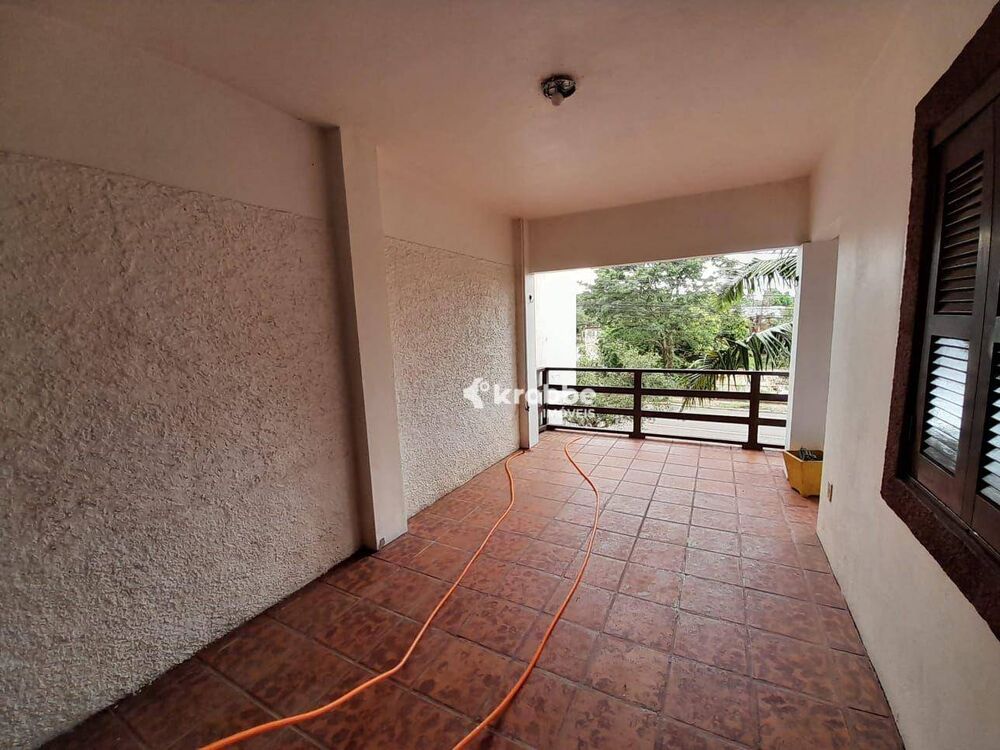 Casa à venda e aluguel com 3 quartos, 323m² - Foto 3
