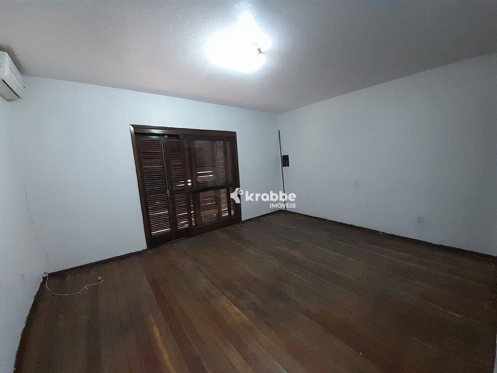Casa à venda e aluguel com 3 quartos, 323m² - Foto 2