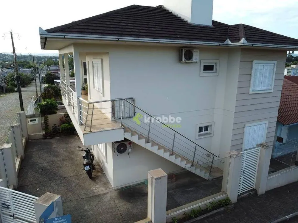 Casa, 8 quartos, 238 m² - Foto 2