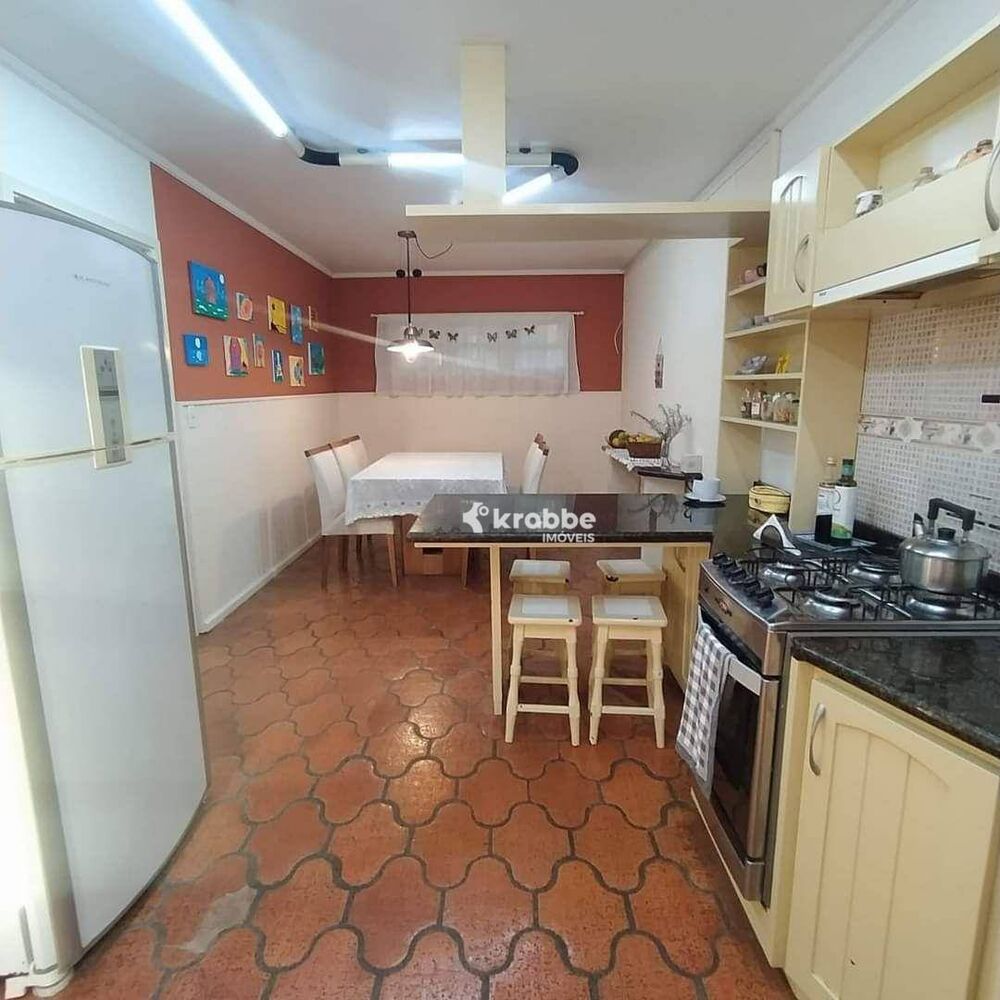 Casa à venda com 3 quartos, 250m² - Foto 4