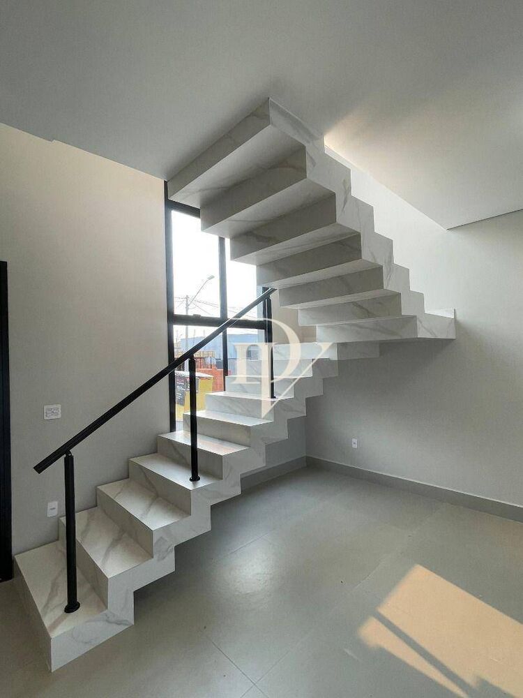 Sobrado à venda com 3 quartos, 258m² - Foto 1