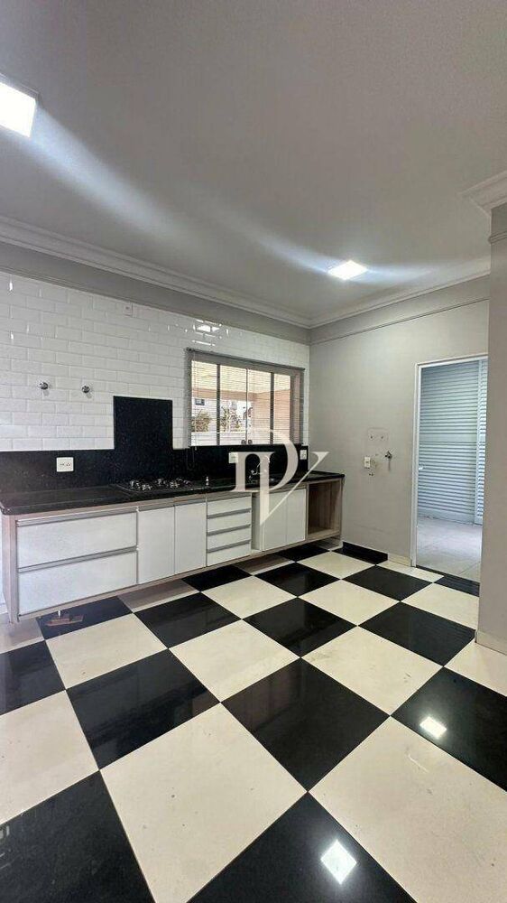 Sobrado à venda com 4 quartos, 292m² - Foto 2