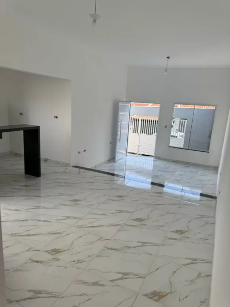 Casa à venda com 3 quartos, 97m² - Foto 1