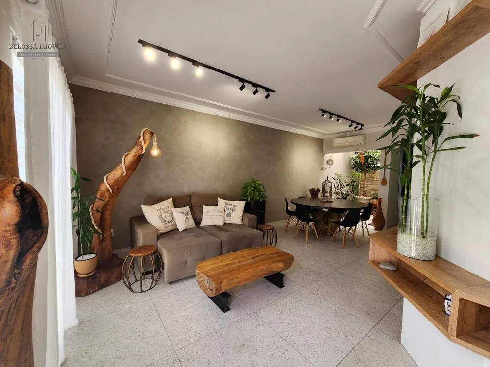 Casa à venda com 3 quartos, 250m² - Foto 1