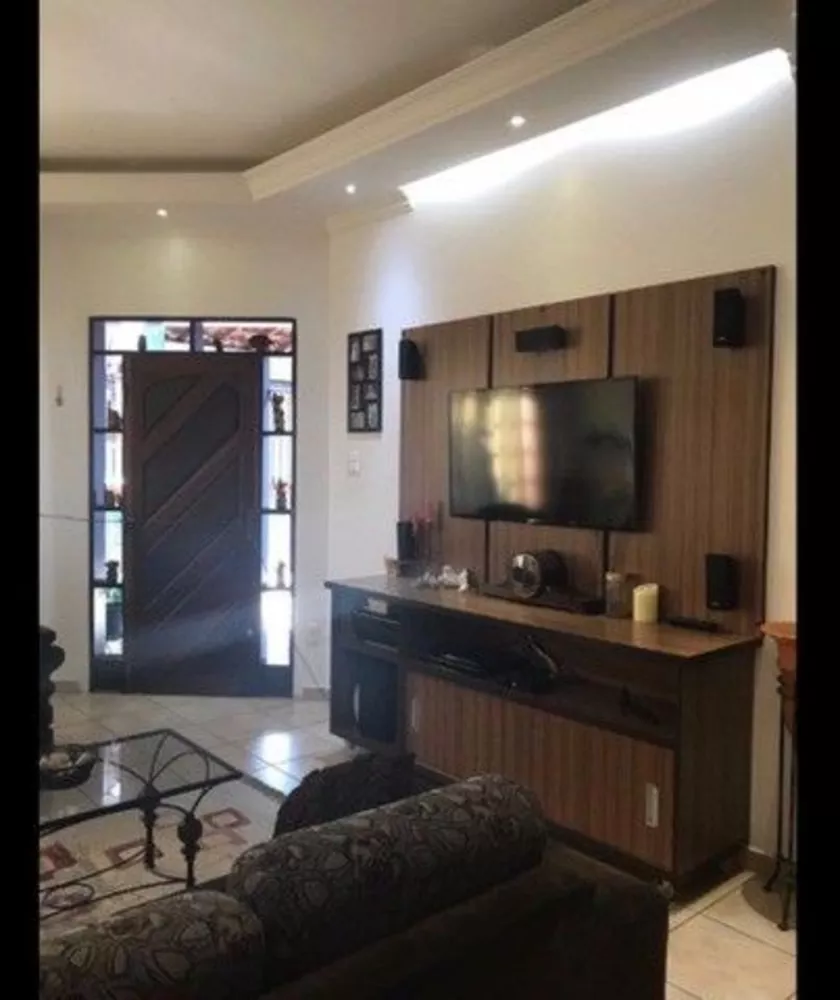 Casa à venda com 3 quartos, 250m² - Foto 1