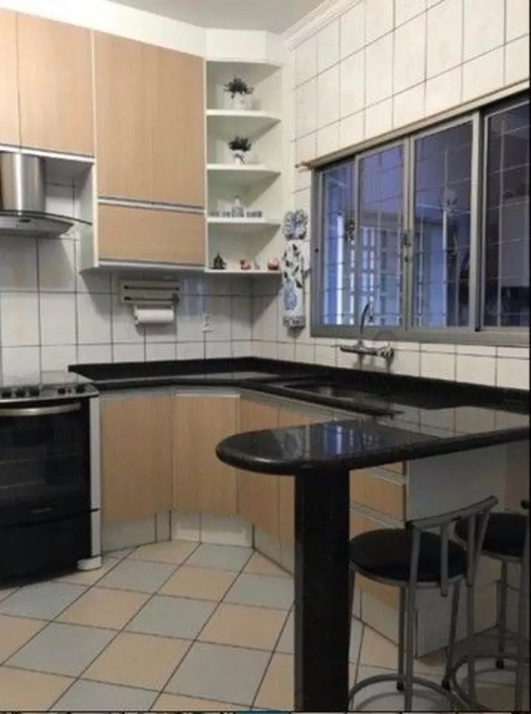 Casa à venda com 3 quartos, 250m² - Foto 4