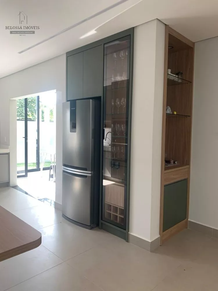 Casa à venda com 3 quartos, 250m² - Foto 2