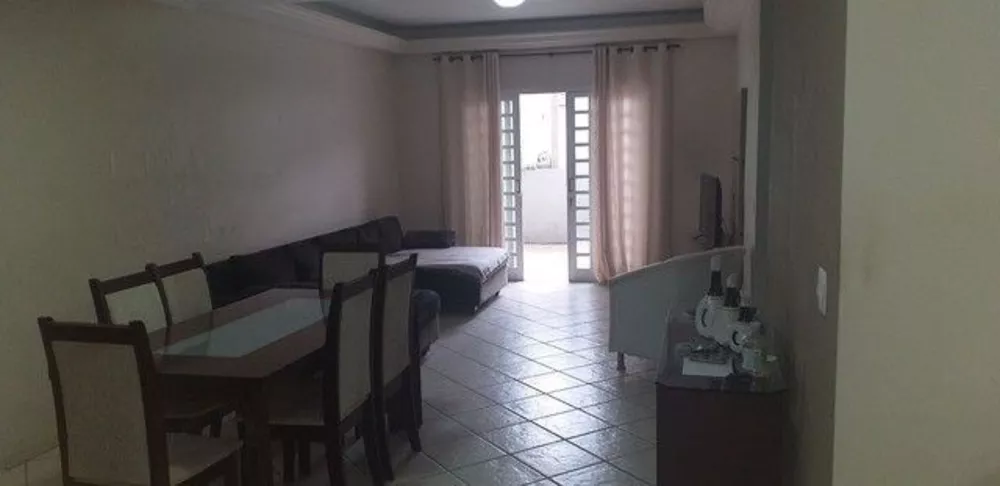 Casa à venda com 3 quartos, 250m² - Foto 1