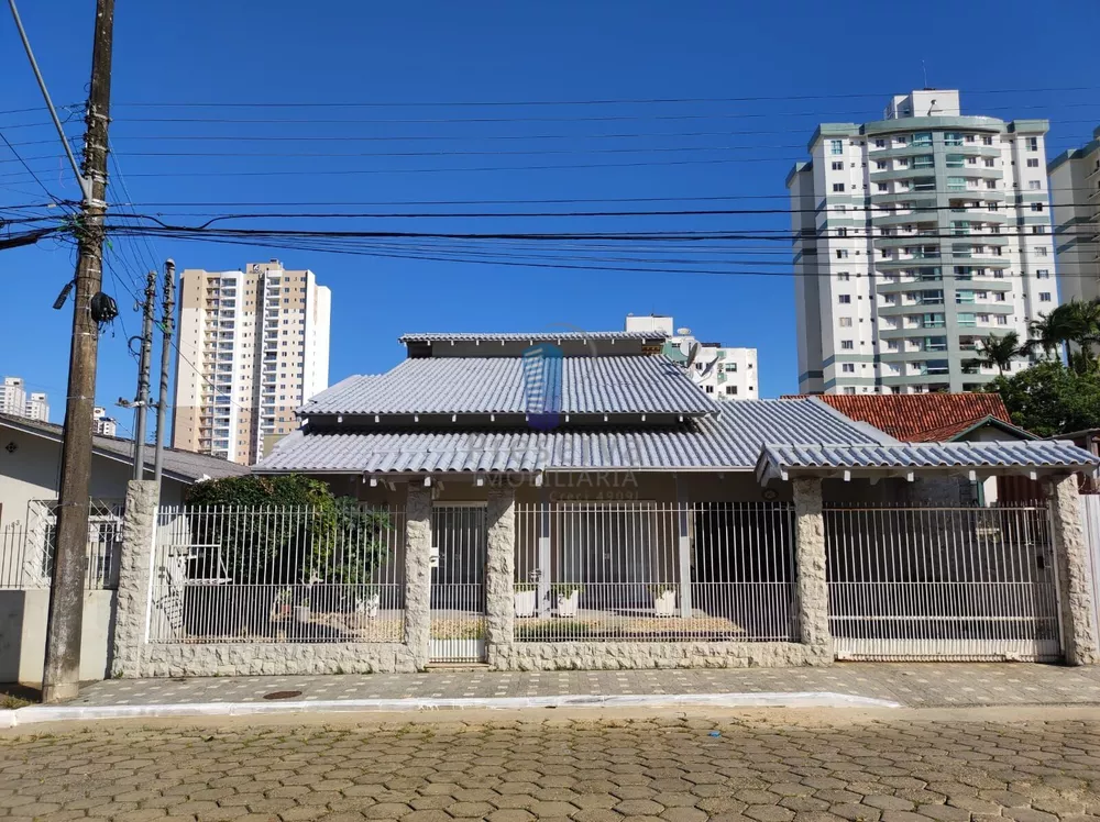 Sobrado à venda com 3 quartos, 339m² - Foto 1