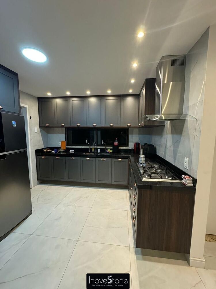 Casa de Condomínio para alugar com 4 quartos, 250m² - Foto 2