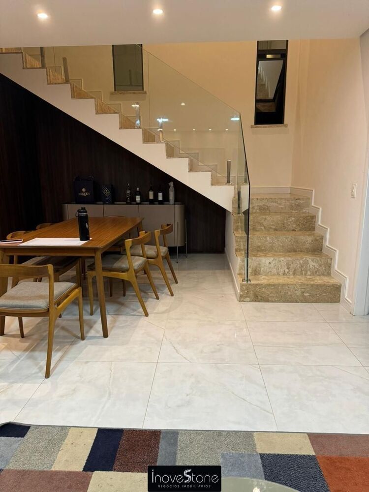 Casa de Condomínio para alugar com 4 quartos, 250m² - Foto 1