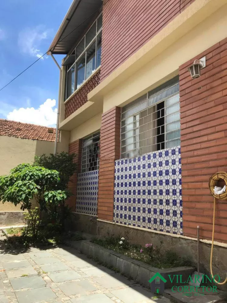 Casa à venda com 7 quartos, 198m² - Foto 2