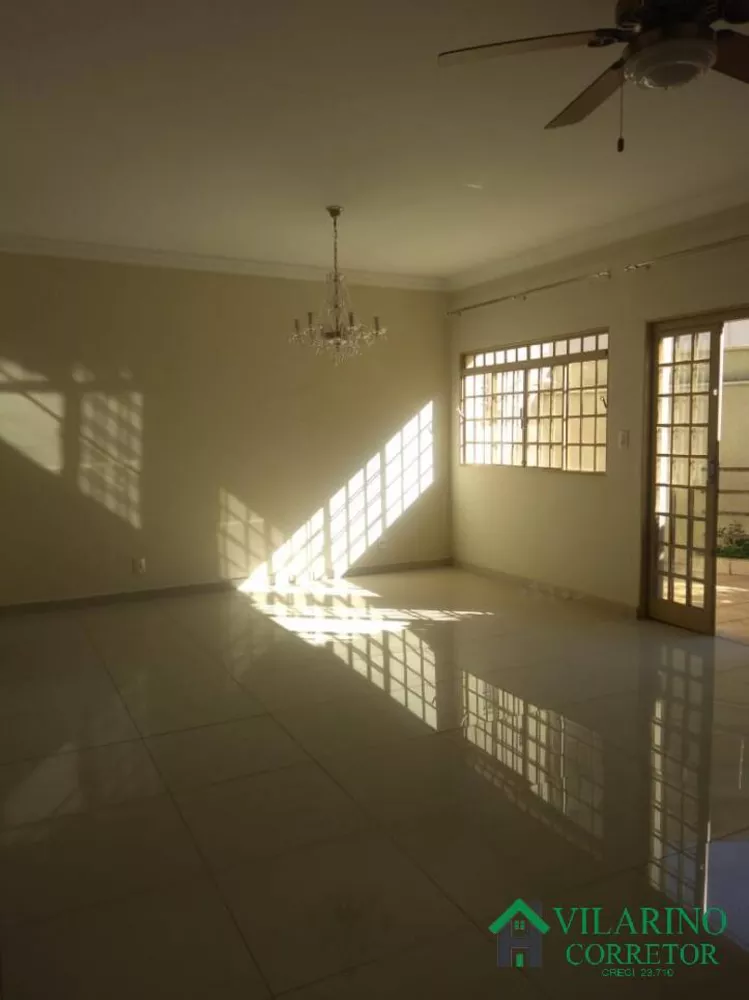 Casa à venda com 3 quartos, 240m² - Foto 1