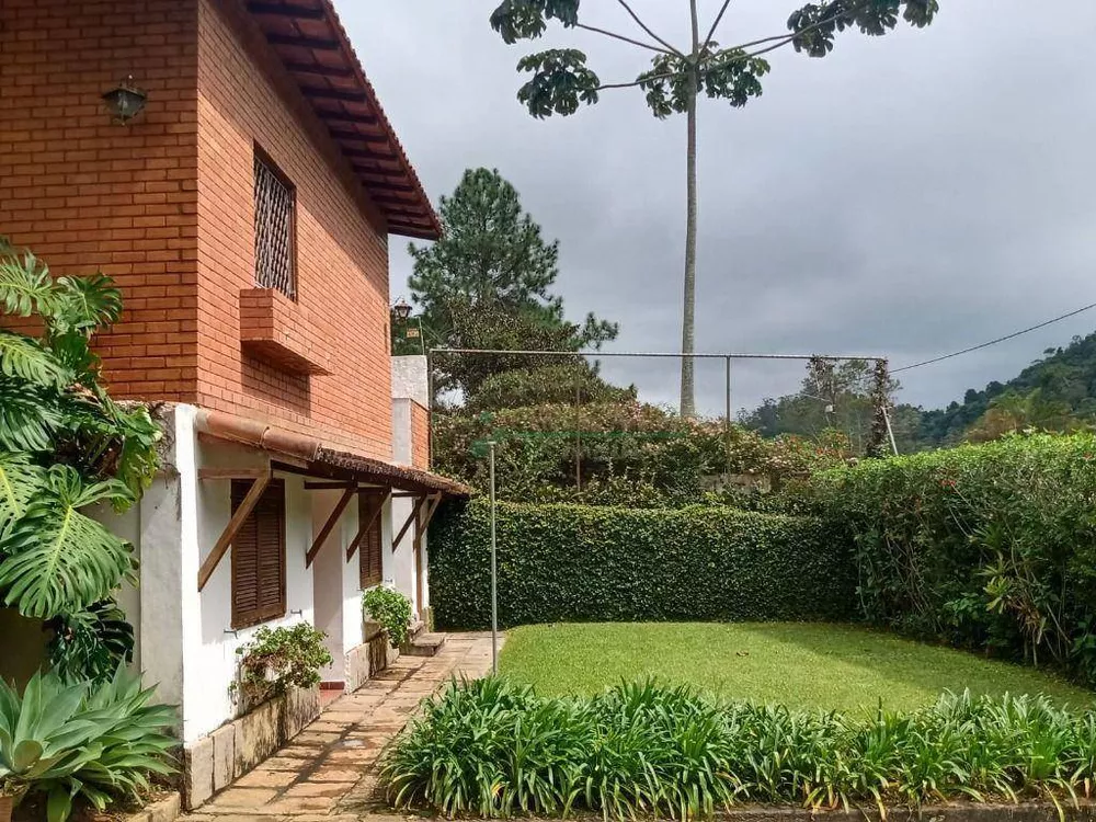 Casa à venda com 5 quartos, 200m² - Foto 2