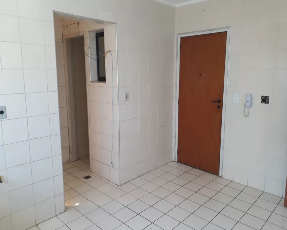 Apartamento à venda com 3 quartos, 95m² - Foto 2