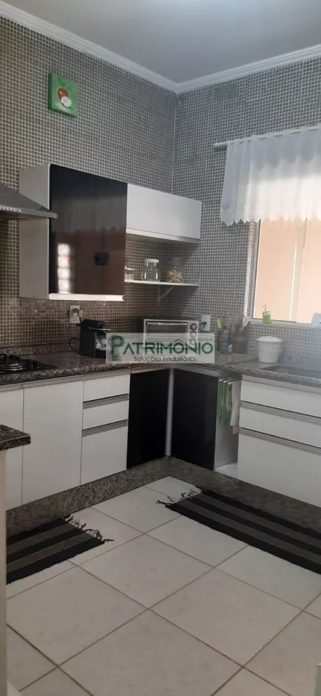 Casa à venda com 3 quartos, 307m² - Foto 1