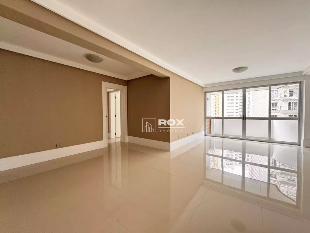 Apartamento para alugar com 3 quartos, 217m² - Foto 2