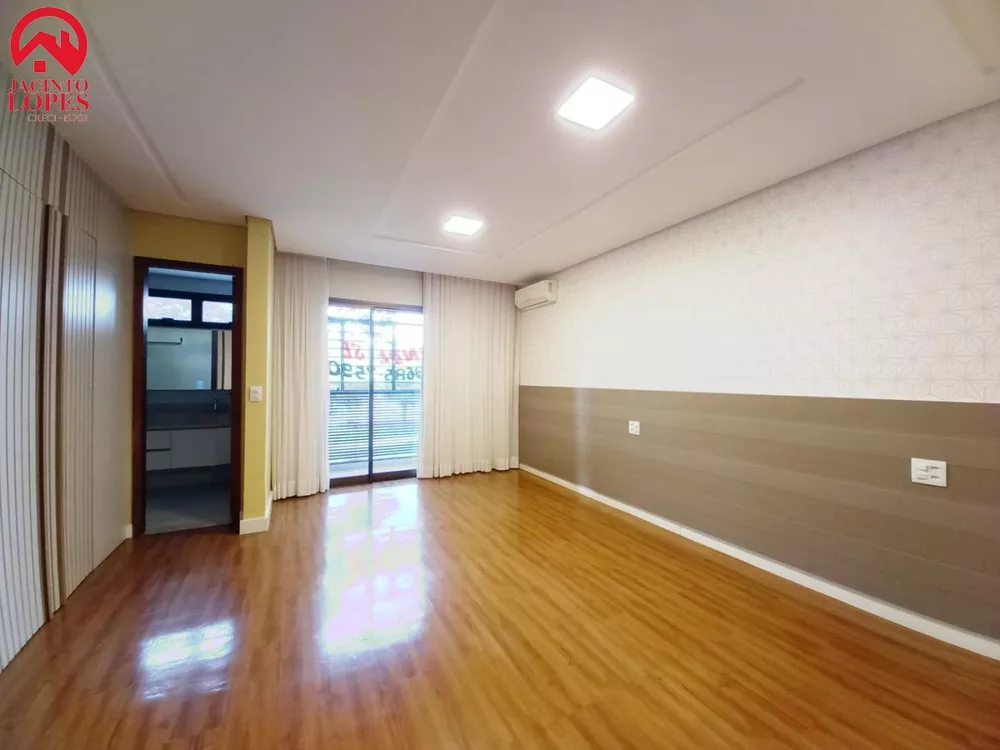 Casa à venda com 3 quartos, 250m² - Foto 2