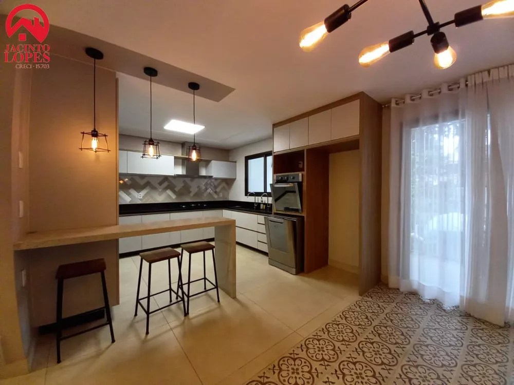 Casa à venda com 3 quartos, 250m² - Foto 1