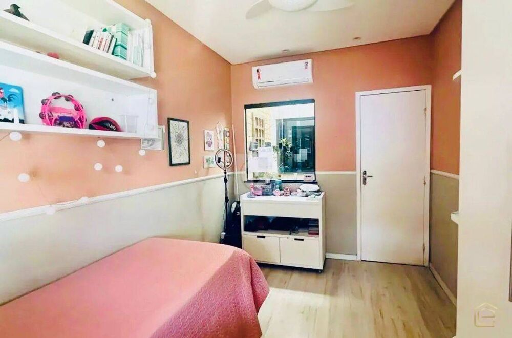 Casa à venda com 3 quartos, 250m² - Foto 2